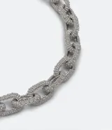 Collar corto plateado con eslabones grandes cubiertos de strass.