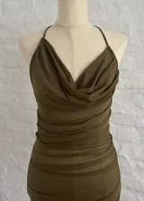 Vestido corto color verde oliva, con escote drapeado y breteles finos.
