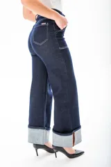 Pantalón de jean azul oscuro de corte ancho, con cintura alta, bolsillos delanteros y traseros con costuras blancas a contraste, y dobladillo ancho.