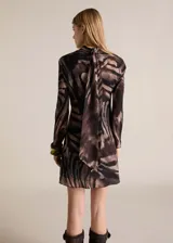Vestido corto de manga larga con cuello alto y estampado de cebra en tonos marrones y negros.