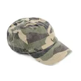 Gorra de béisbol con estampado camuflado en tonos verde, marrón y beige.