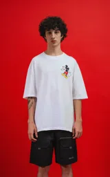 Remera blanca de manga corta con cuello redondo y calce oversize. Estampado de Mickey Mouse en el pecho.