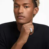 Anillo de cóctel octogonal con pavé de cristales blancos y baño de rodio.