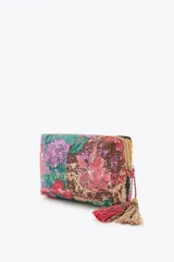 Neceser rectangular acolchado con estampado floral multicolor, cierre de cremallera y borla decorativa.