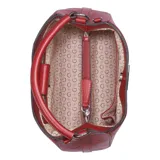 Cartera Guess modelo Jarson color rojo, confeccionada en PU con diseño repujado de la letra G. Tiene doble asa corta superior y correa larga extraíble con rayas horizontales blancas.