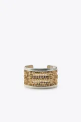 Pulsera rígida plateada con apliques de malla metálica dorada.