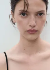 Top negro ajustado al cuerpo con tirantes finos y escote cuadrado.