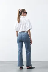 Jean elastizado de fit oxford color negro, con aplicaciones sutiles de strass distribuidas en el delantero y en la botamanga.