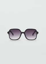 Gafas de sol cuadradas negras con lentes degradadas de negro a transparente.