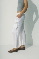 Pantalón negro de lino con bolsillos cargo laterales y corte recto.