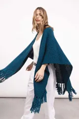 Ruana tejida en lana merino color amarillo pastel, con terminación de flecos.