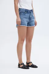 Short de jean celeste, tiro medio, levemente ajustado en la cadera y con bajo desflecado.