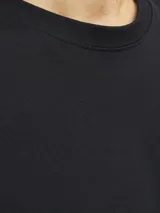 Camiseta negra de manga corta y cuello redondo con corte relajado.