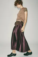 Falda midi plisada color marrón oscuro, de tiro alto y cintura elástica.