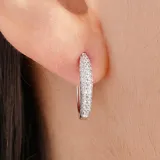 Aros tipo argolla dorados con incrustaciones de strass blancos.