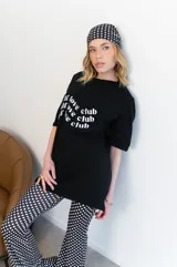 Pantalón palazzo negro con lunares blancos, confeccionado en viscosa.