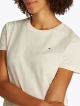 Remera blanca de algodón orgánico, de corte regular y manga corta. Tiene cuello redondo y logo de Tommy Hilfiger bordado en el pecho.