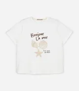 Remera de algodón blanco de corte regular, con cuello redondo y mangas cortas. Presenta un bordado frontal con motivos marinos como caracolas y una estrella de mar, acompañado de la frase "Bonjour La mer". Diseñada para la línea Curve & Plus Size.
