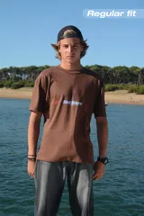 Camiseta celeste con estampado frontal y trasero con el texto "Ittai Stars" en color rojo y azul.