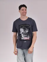 Remera gris oscuro de manga corta con estampa de batería, guitarra y micrófono, con la frase "Long Live Rock and Roll".