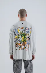 Remera gris de manga larga con cuello redondo y estampado pequeño de Gremlins en el pecho.