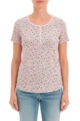 Remera estampada de manga corta con cuello redondo y botones.