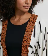 Kimono corto de viscosa con estampado de pinceladas en blanco y negro, y borde con estampado animal print de jaguar en tonos marrones.