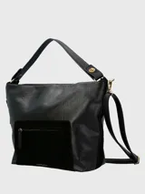 Cartera hobo de cuero sintético color marrón con bolsillo frontal con cierre y logo de la marca. Tiene correa de hombro y correa bandolera ajustable y removible.