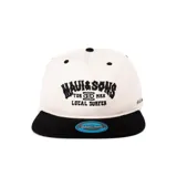 Gorro snapback blanco con visera plana negra y logo de Maui and Sons bordado en negro en el frente.
