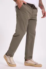 Pantalón de vestir azul marino, de corte recto, con bolsillos laterales y traseros. Se ajusta a la cintura con cinturón de cuero marrón.