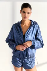 Campera deportiva azul de poliamida con cierre frontal y bolsillos laterales.
