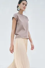 Remera color ladrillo con cuello redondo y mangas cortas.