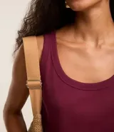Musculosa negra de rib de algodón, con escote redondo.