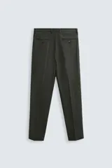 Pantalón de vestir azul marino, de corte recto, confeccionado en lino. Tiene bolsillos laterales y traseros con botón.