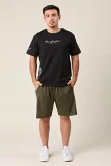 Bermuda deportiva de nylon color gris, de corte suelto, con cintura elástica y cordón de ajuste. Cuenta con detalles de líneas en los costados y bolsillos con cierre.