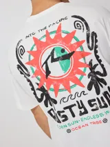 Remera negra de algodón con estampado en la espalda que incluye un sol estilizado, texto con la marca "Rusty" y la frase "Golden Sun - Endless Waves".