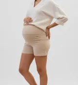 Short de embarazo color beige, de lino elastizado, con faja elastizada para mayor comodidad.