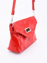 Cartera tipo sobre de cuero sintético color negro con cierre metálico plateado.