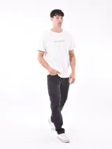 Remera blanca de corte regular con estampado frontal 'Discover Nature'.