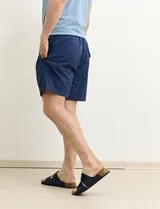 Short de baño azul con cintura elástica y cordón ajustable.