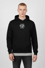 Canguro negro con capucha, bolsillo canguro frontal y estampado blanco en el pecho con la frase "No matter the question, New York is always the answer".