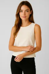 Blusa color crema de lino y viscosa, corte holgado y cuello redondo.