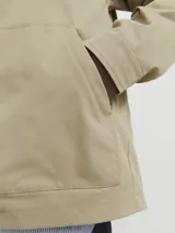 Sobrecamisa shacket color beige con cierre de cremallera y diseño resistente. Confeccionada en tejido liviano, delgado y transpirable de poliéster reciclado. Presenta cuello clásico, mangas largas con puños abotonados, cierre con cremallera y bolsillos frontales funcionales.