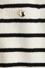 Minishort de corte ceñido en punto suave con cintura elástica de tiro alto y bolsillos delanteros decorativos con botón dorado de metal. Diseño a rayas horizontales blancas y negras.