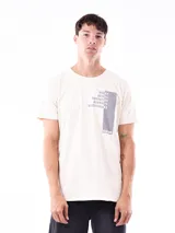 Remera color crudo con estampado de letras en el frente. Corte regular.