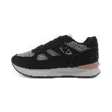 Zapatillas urbanas Osada, color gris con detalles en blanco, amarillo y rosa.