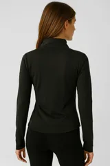 Campera negra de poliéster con cierre frontal y cuello alto.