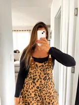 Mono corto con estampado animal print color marrón y negro, con tirantes de cuero sintético marrón con hebillas doradas.