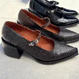 Zapato de cuero vacuno negro con punta cuadrada, tira con hebilla y taco de madera de 6cm.