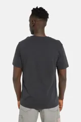 Remera negra de corte relajado con logo de Levi's estampado en el pecho.